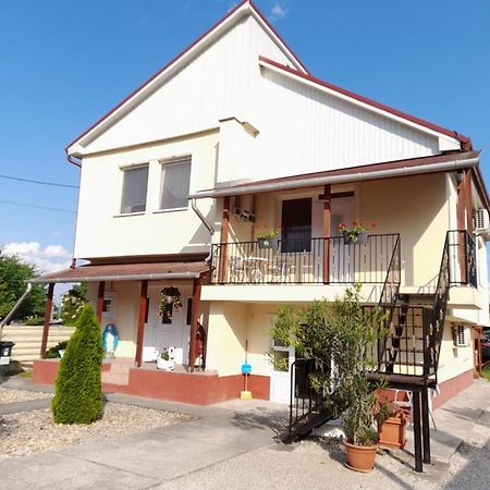 Appartamento Napsugar Vendeghaz Tiszaújváros Esterno foto