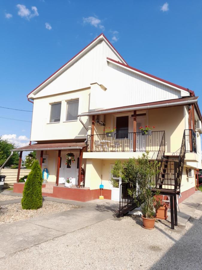 Appartamento Napsugar Vendeghaz Tiszaújváros Esterno foto