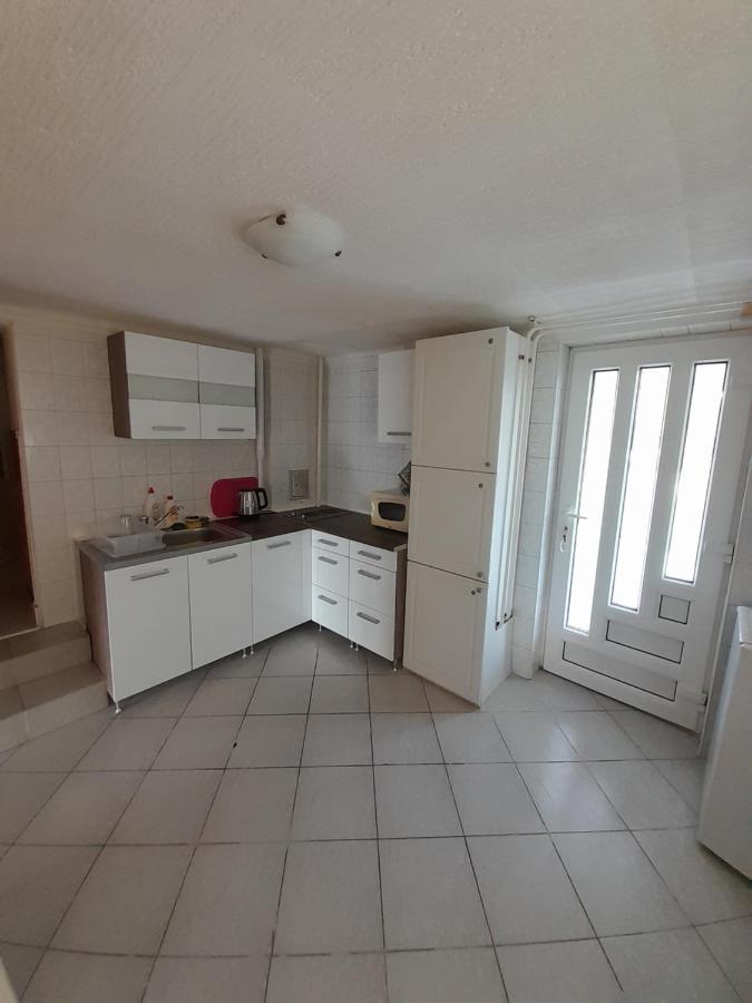 Appartamento Napsugar Vendeghaz Tiszaújváros Esterno foto